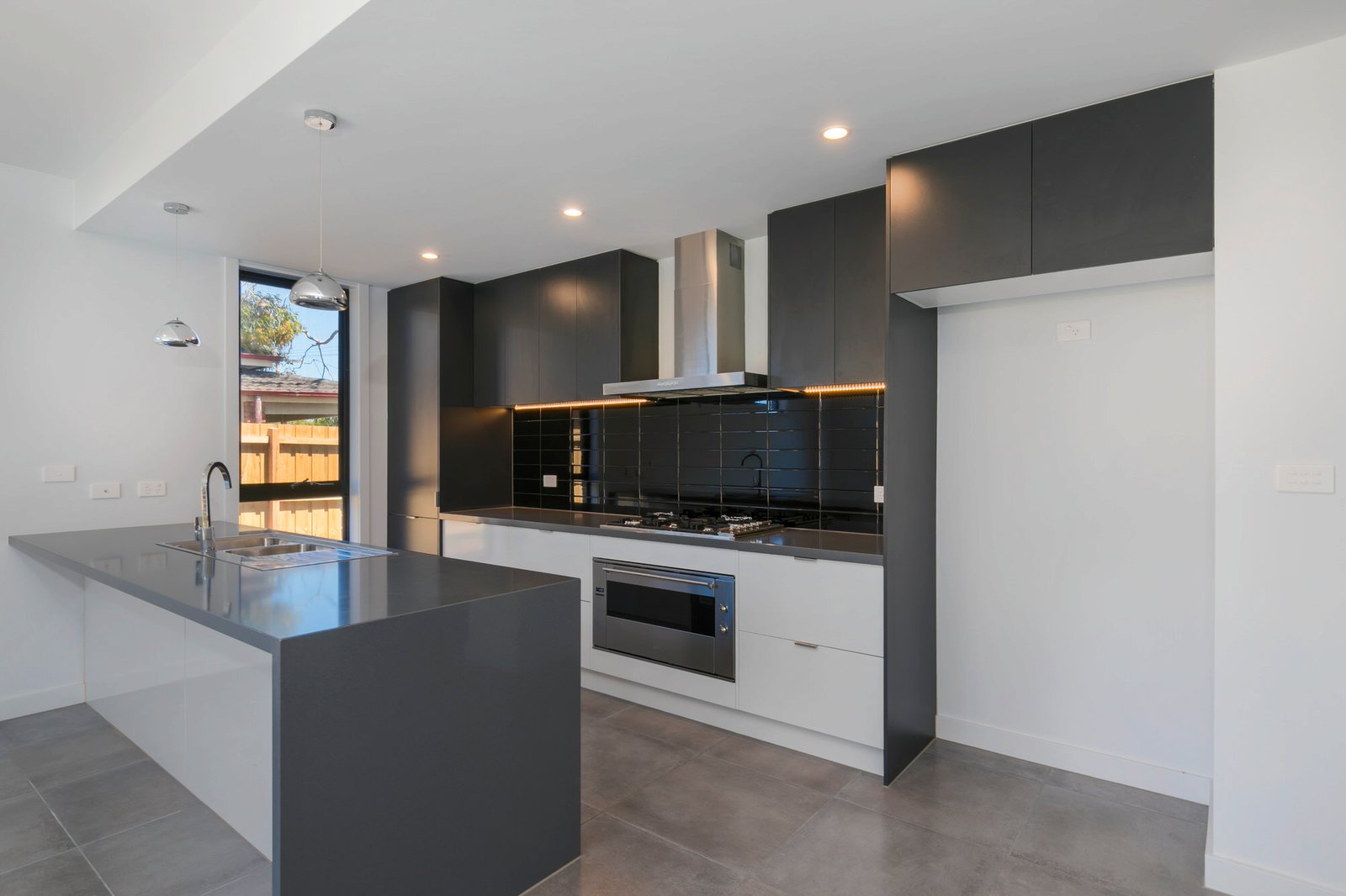 Gallery: 2/50 Woodbine Grove