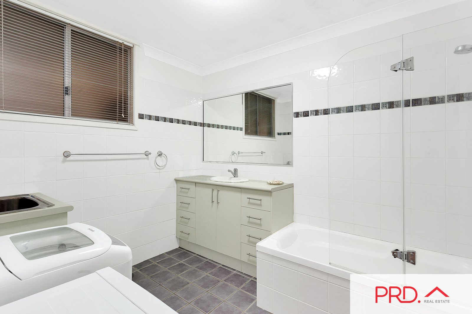 25/100 The Esplanade BURLEIGH HEADS 11