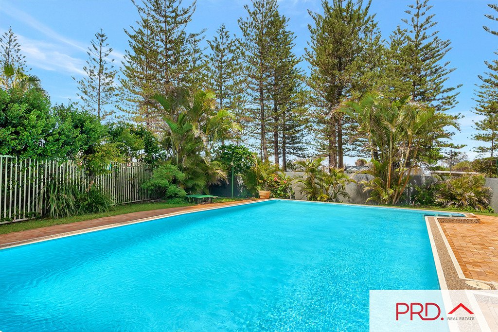 25/100 The Esplanade BURLEIGH HEADS 12