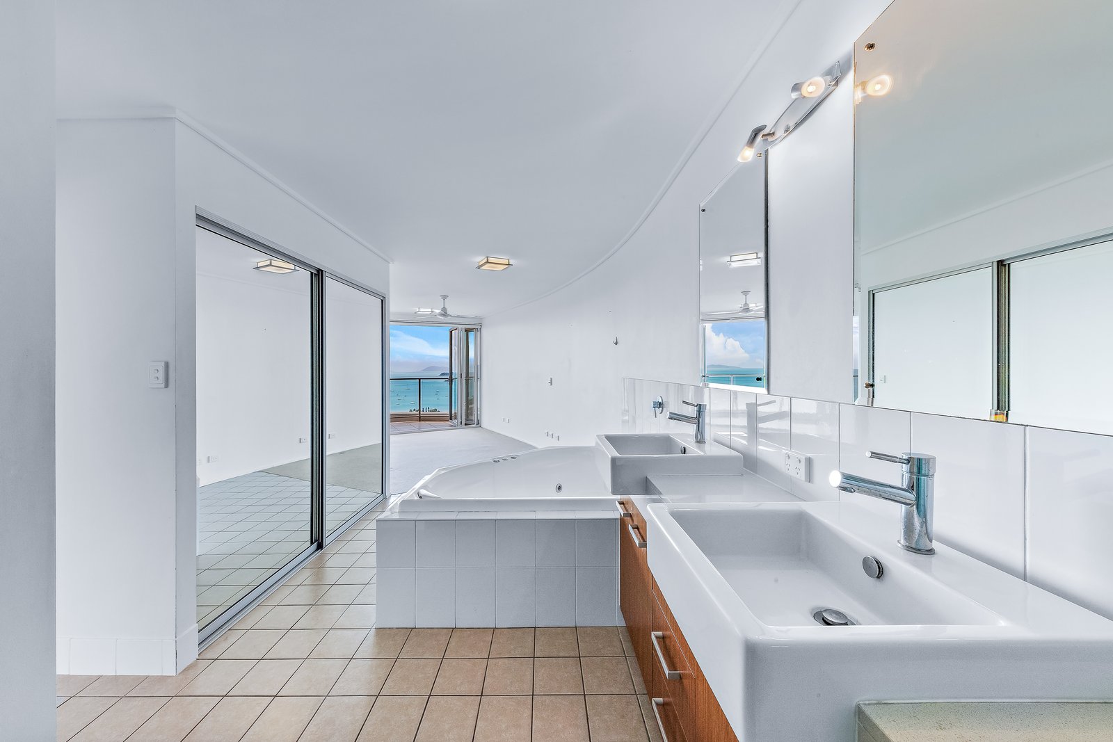 25/18 Seaview Drive AIRLIE BEACH 7