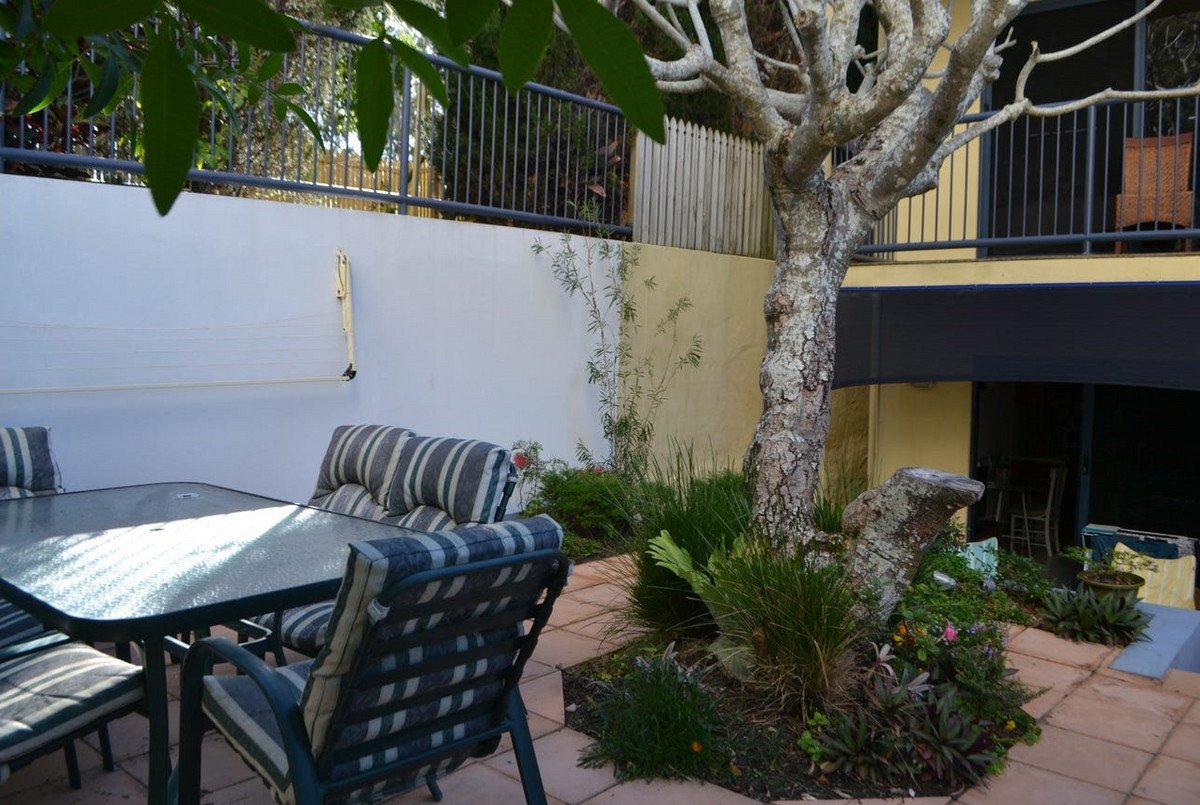 2/52 Ewart Street Burleigh Heads 2