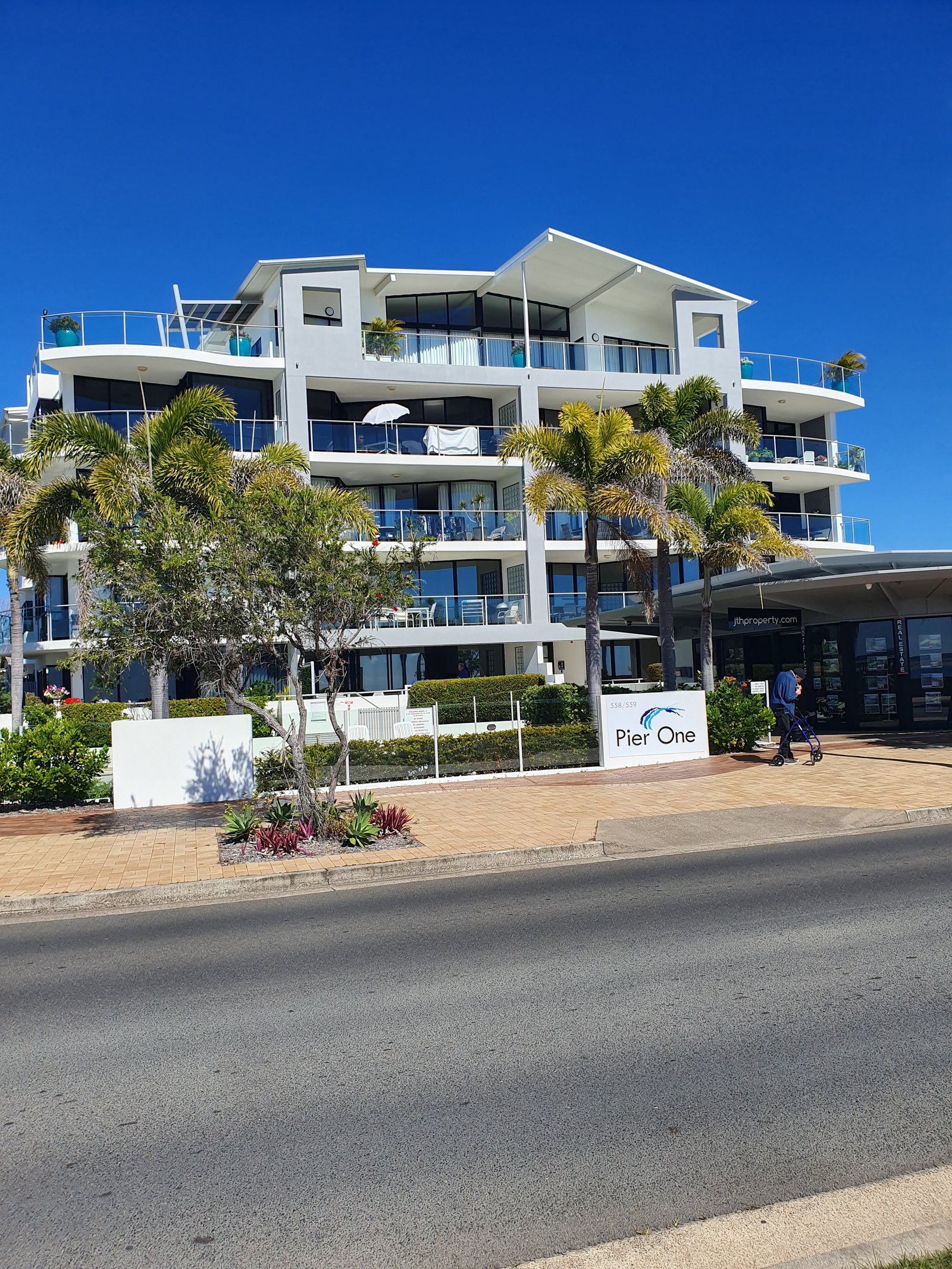 2/558-559 Esplanade  URANGAN 1