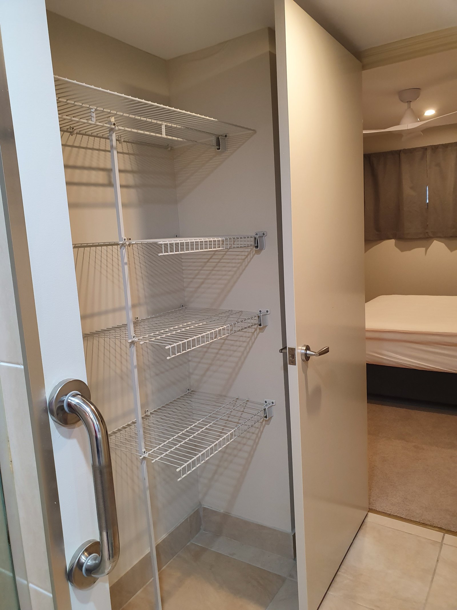 2/558-559 Esplanade  URANGAN 18