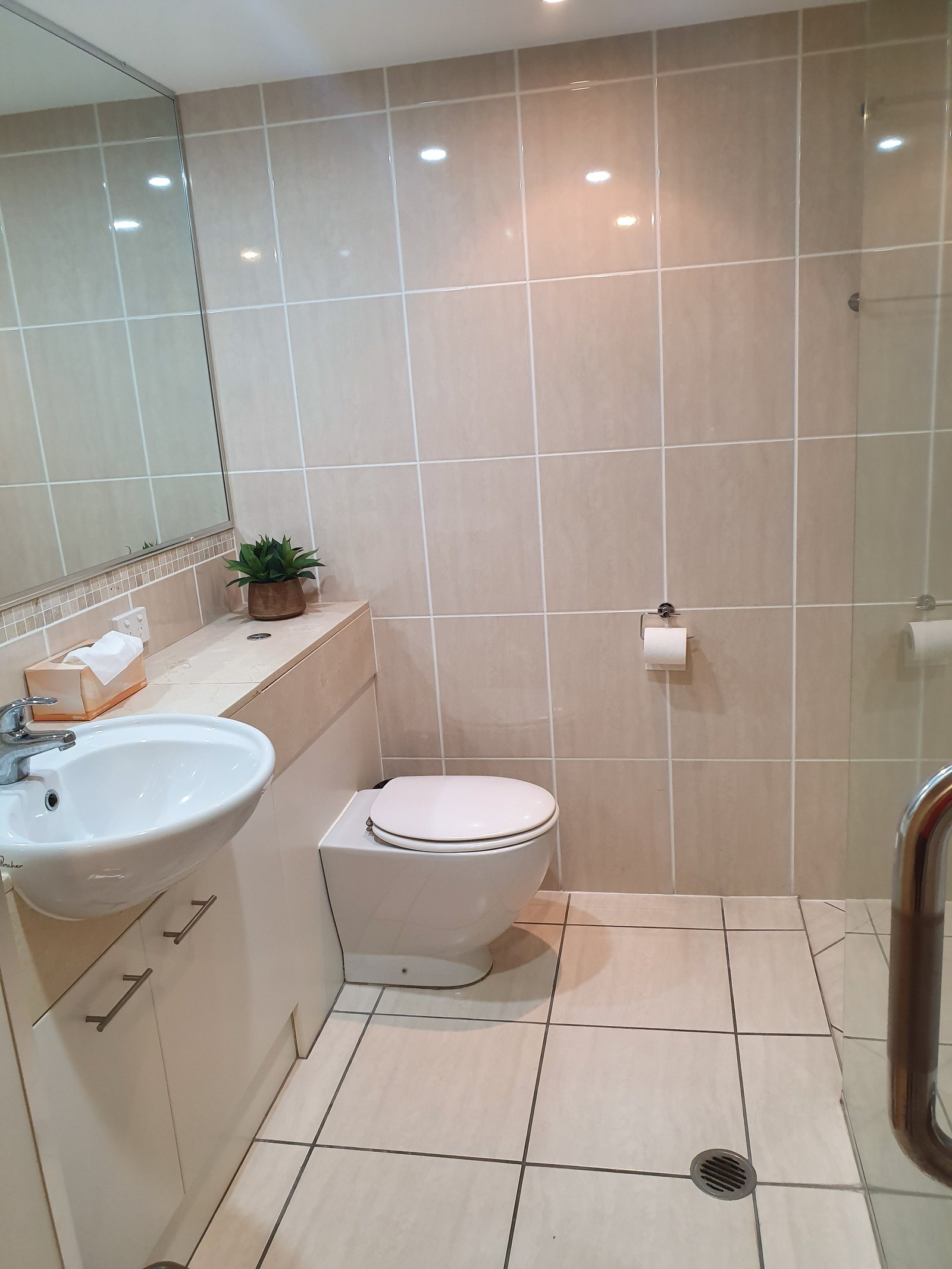 2/558-559 Esplanade  URANGAN 16