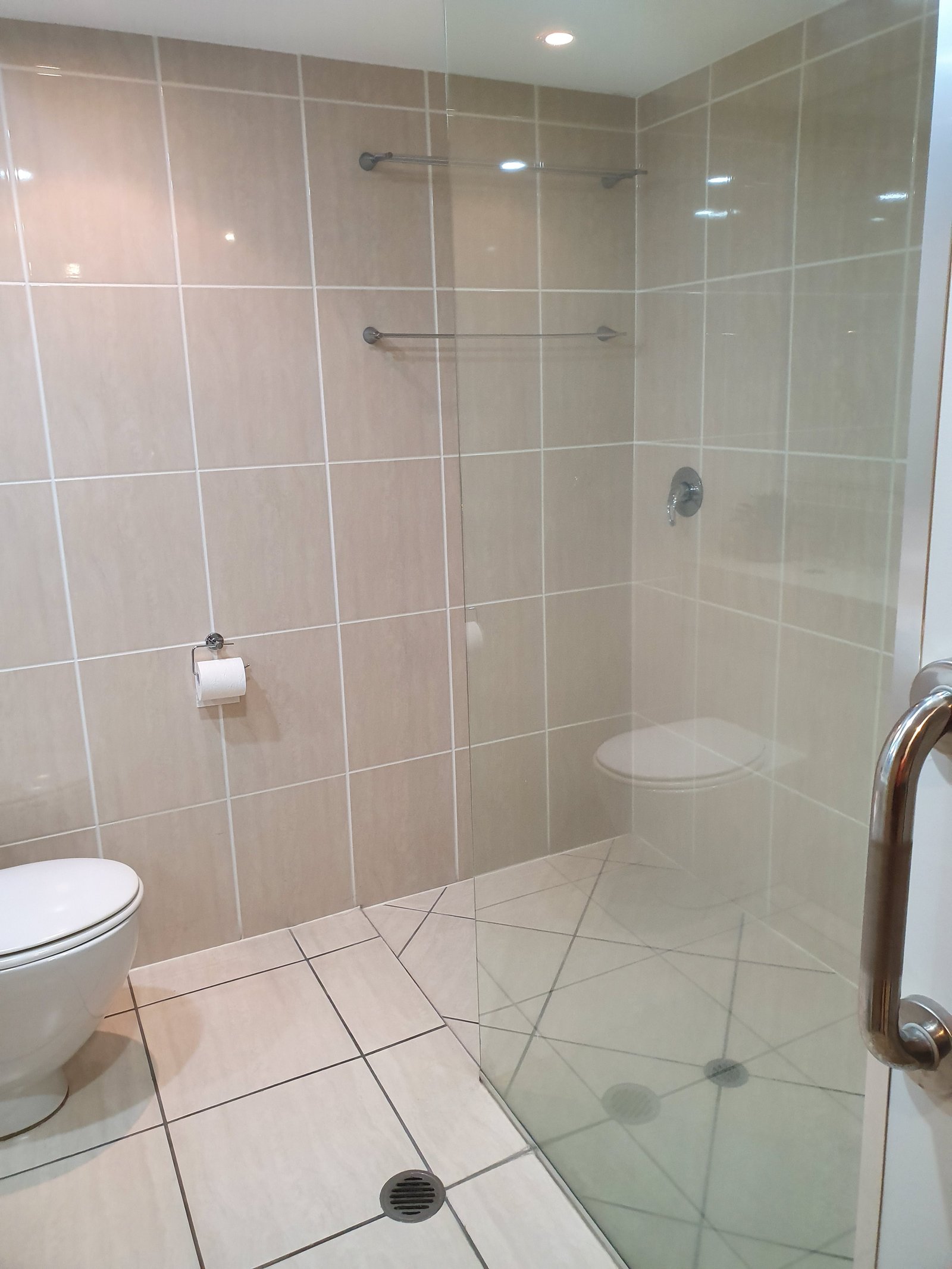 2/558-559 Esplanade  URANGAN 17