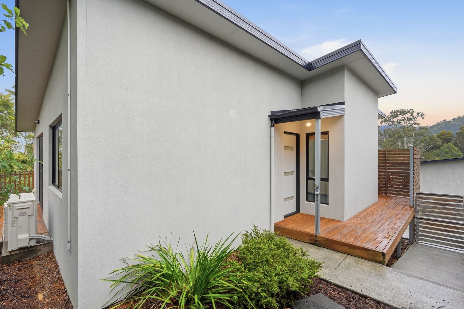 2/56 Branscombe Rd  CLAREMONT 1
