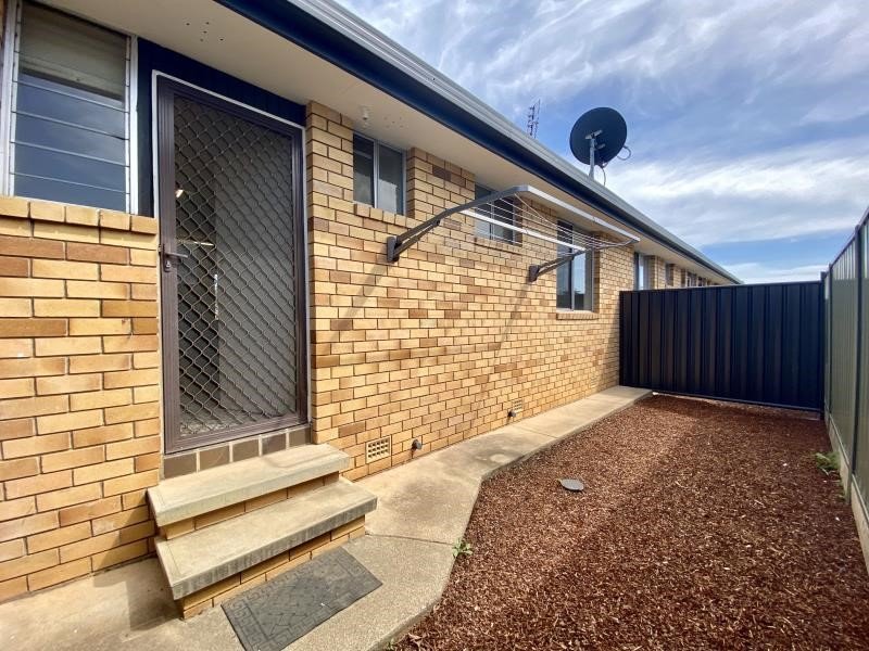 2/56 Vera Street TAMWORTH 8