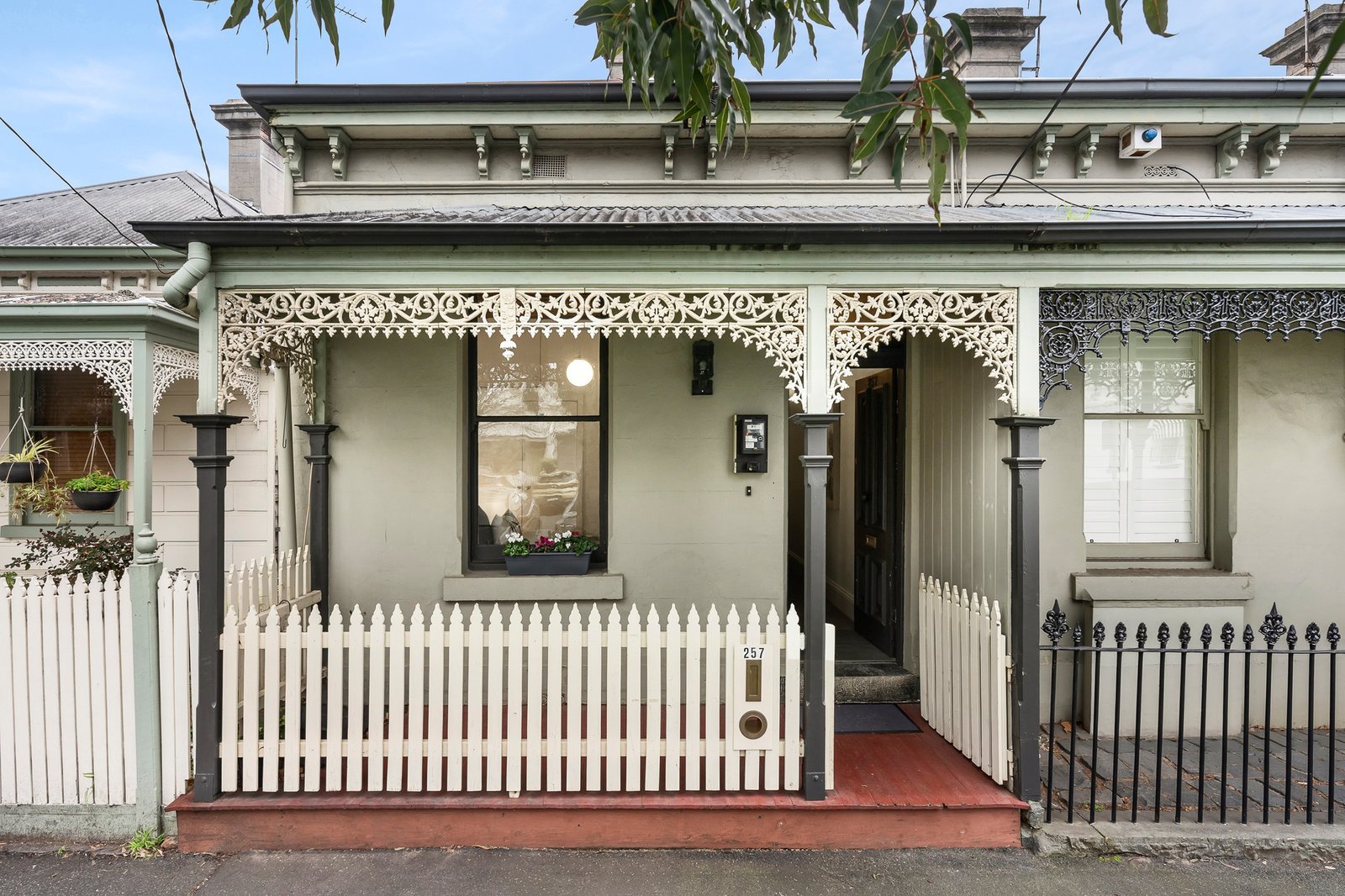 Photos: 257 Montague Street