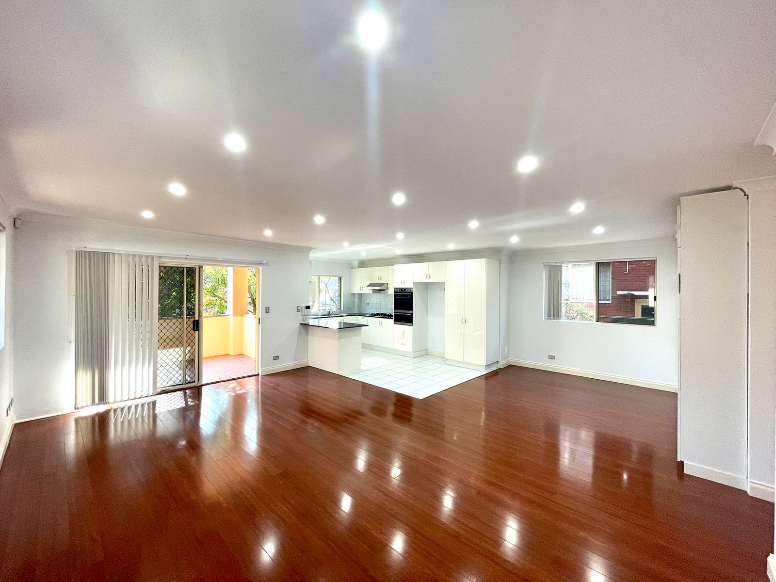 2/57 The Avenue HURSTVILLE 2