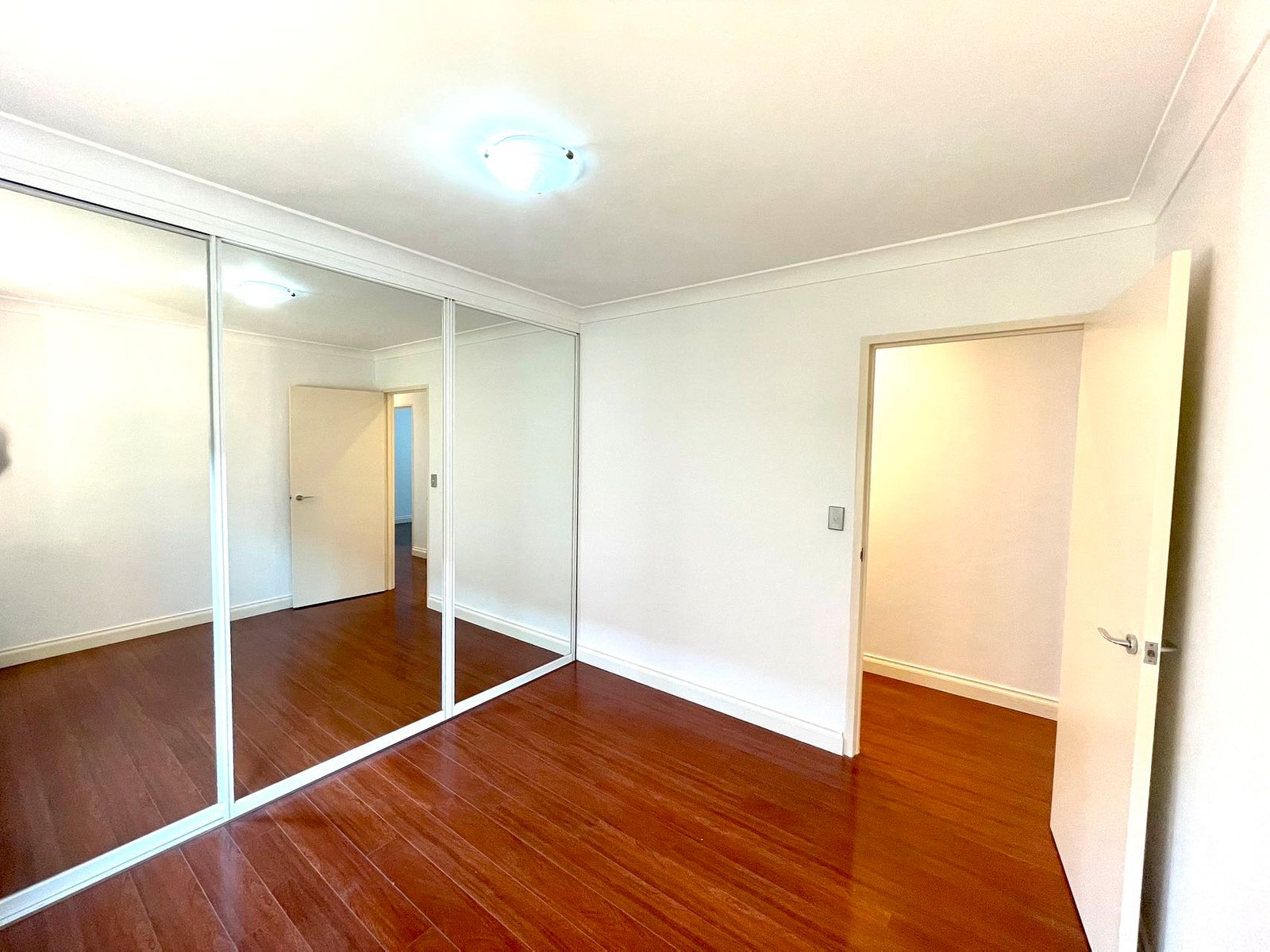 2/57 The Avenue HURSTVILLE 3