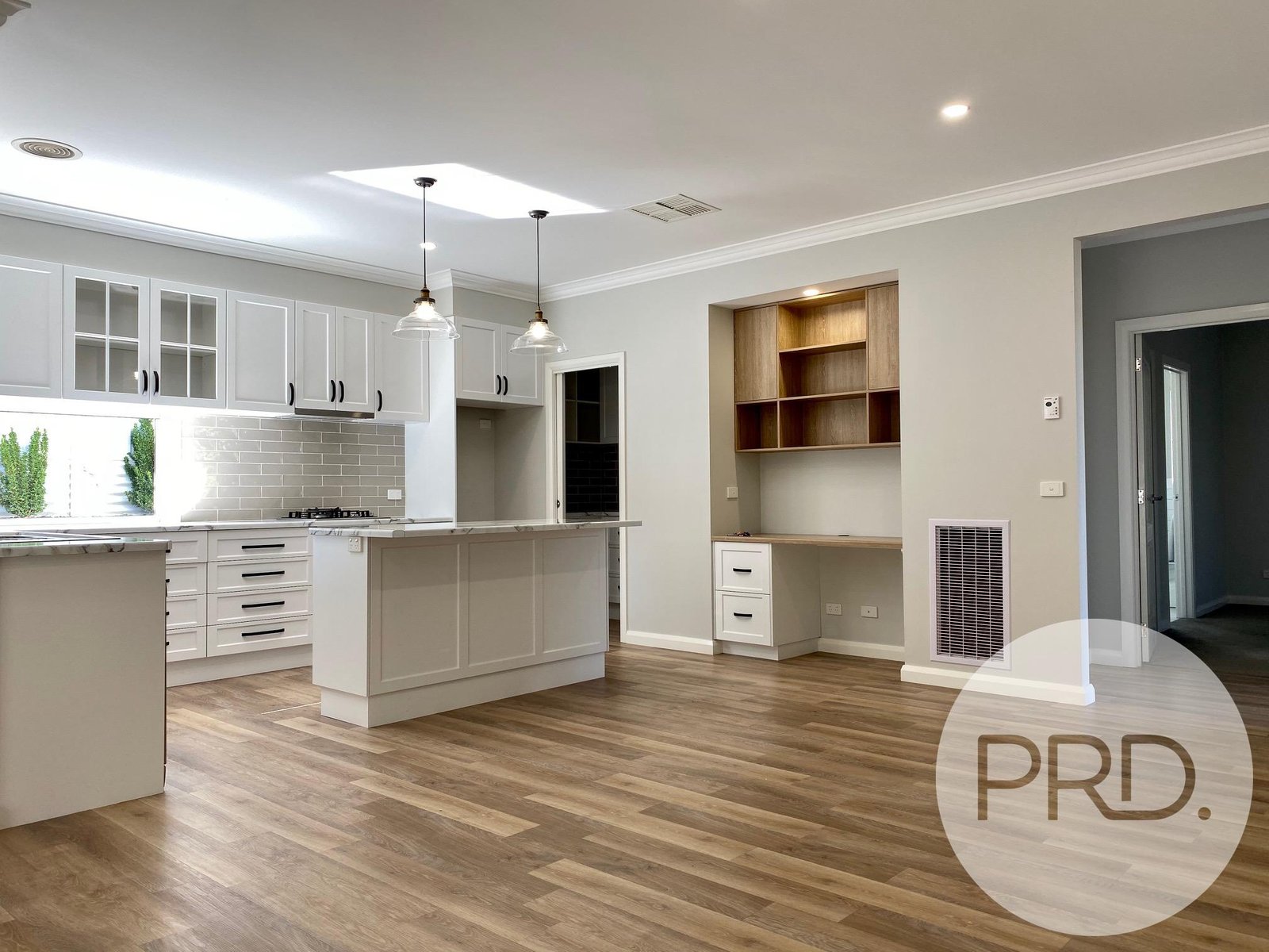 2/586 Schubach Street EAST ALBURY 4
