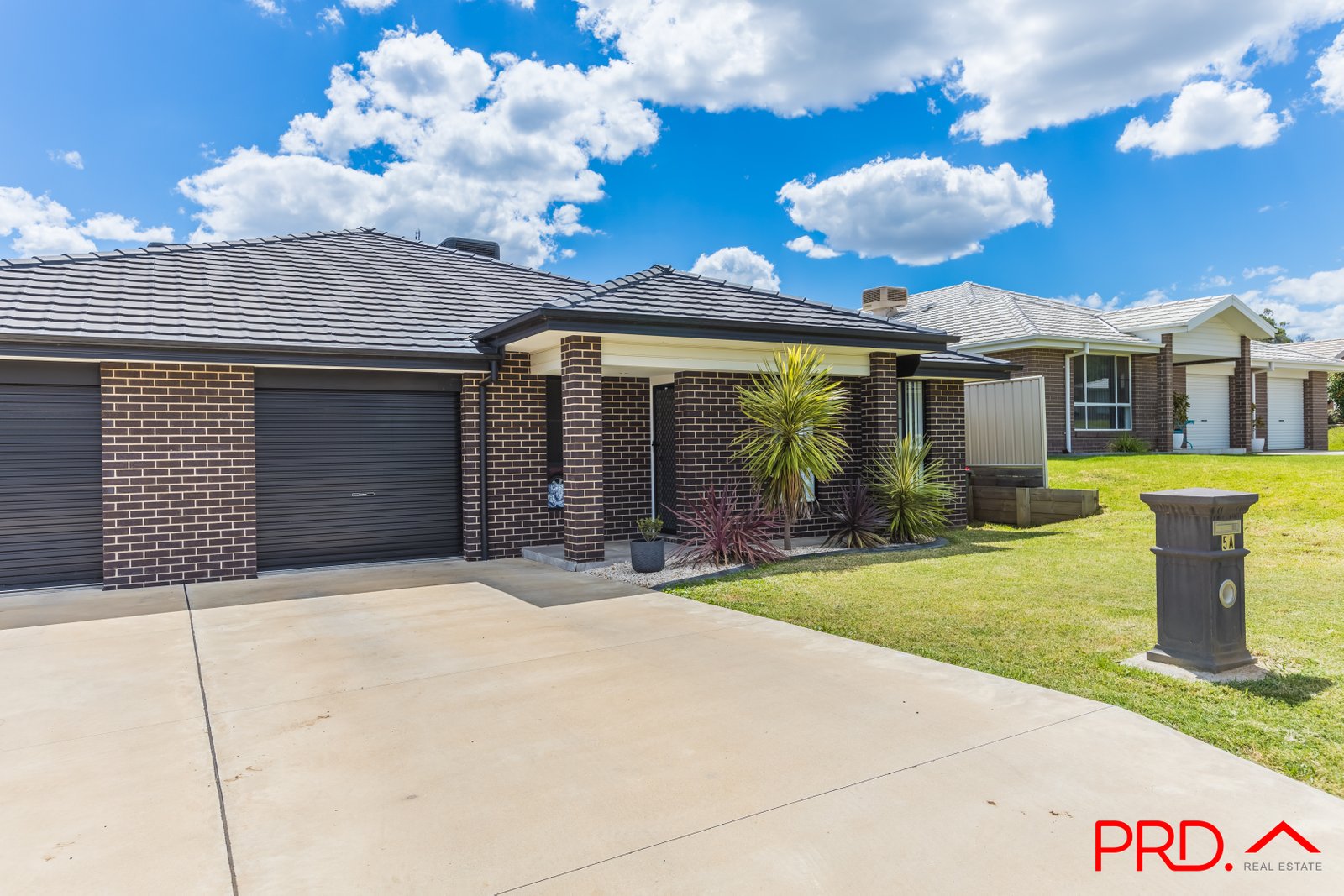 2/5a Lake Place TAMWORTH 4