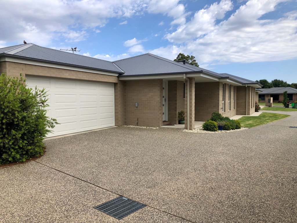 2/6 Annika Place NORTH ALBURY 1
