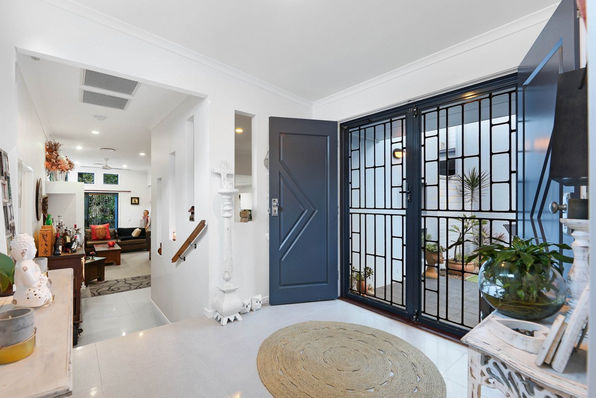 2/6 Burrabee Street BURLEIGH HEADS 4