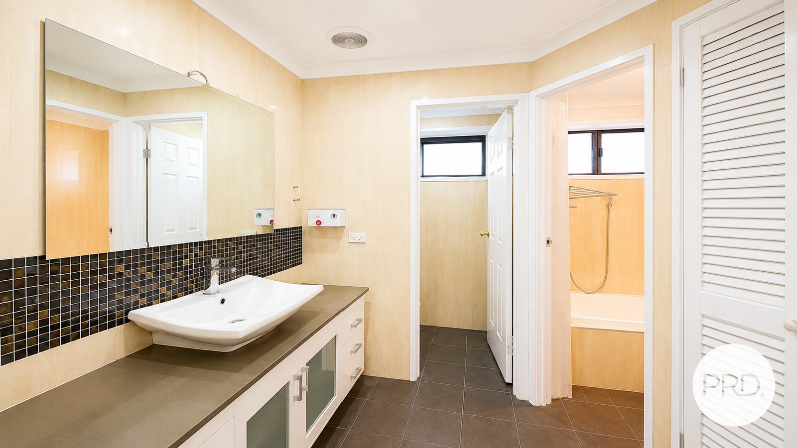 26 Hillview Parade LURNEA 8