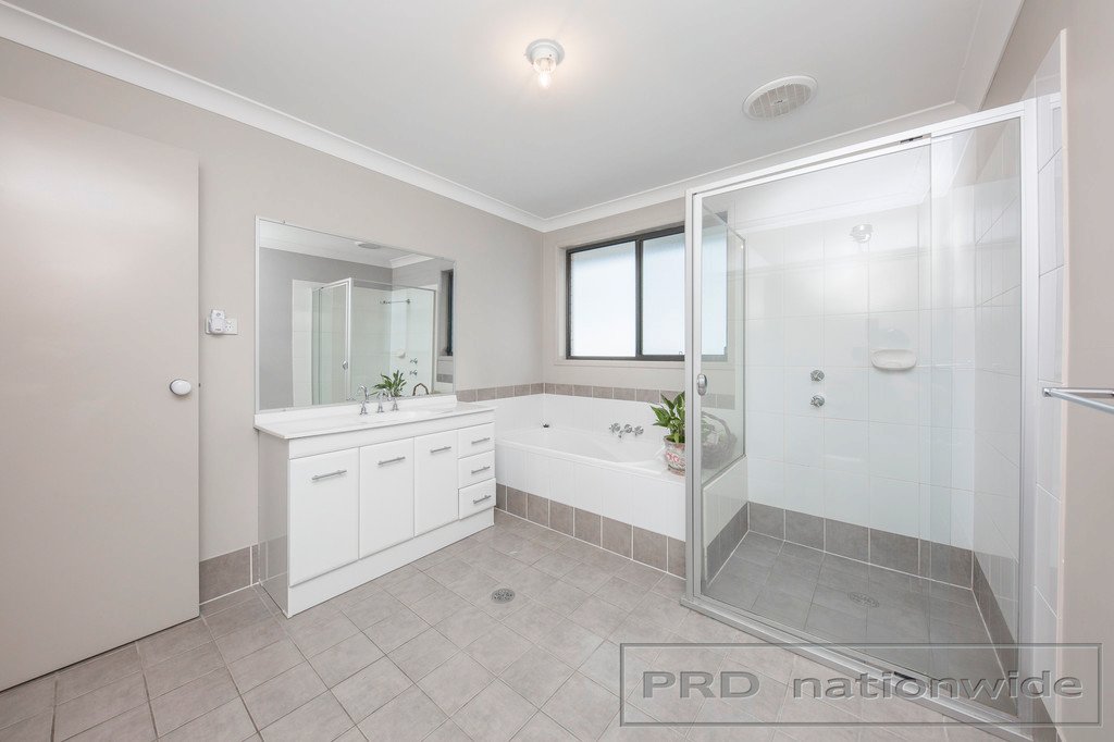 2/6 Howe Place RAWORTH 13