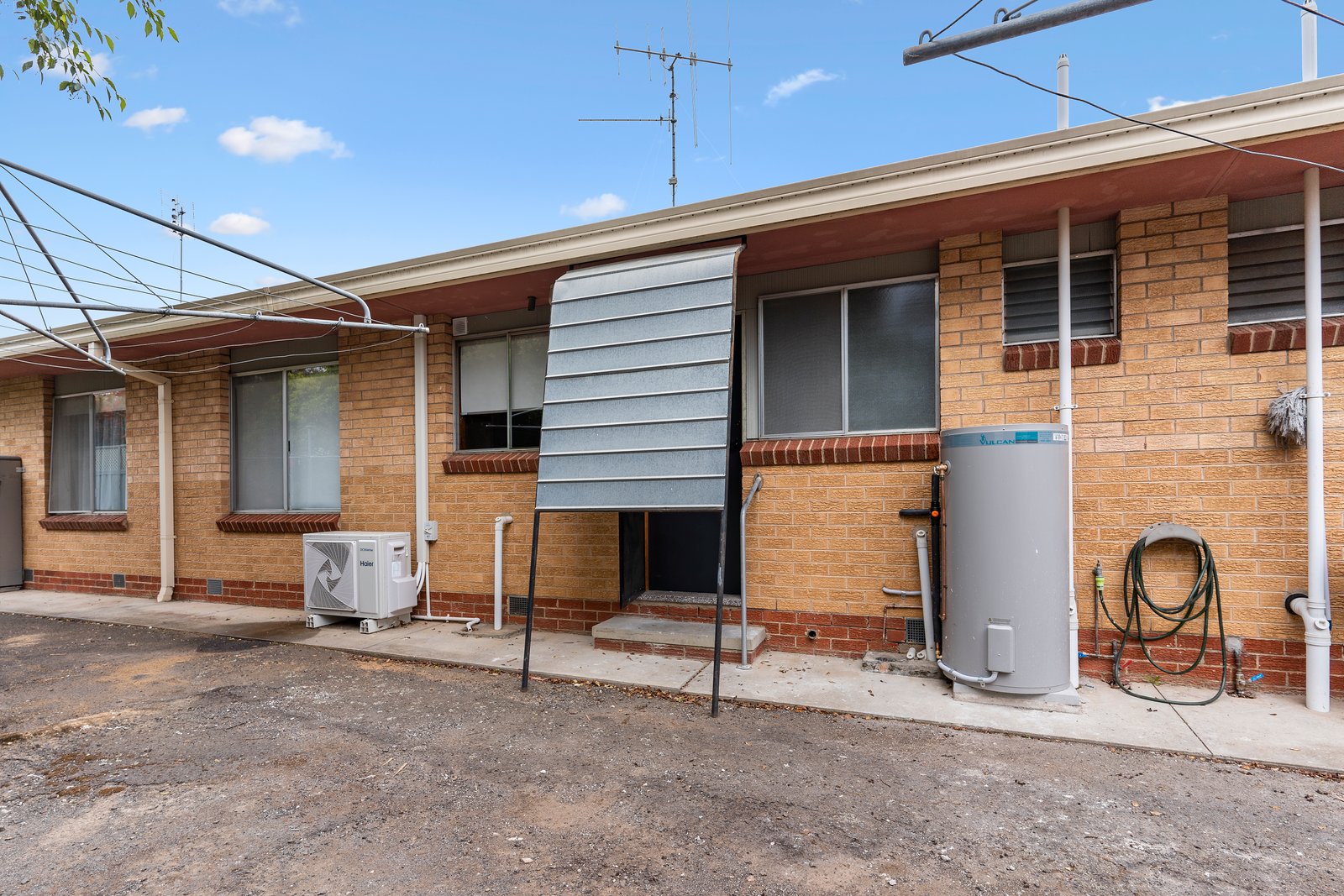 2/6 Minto Street QUARRY HILL 8