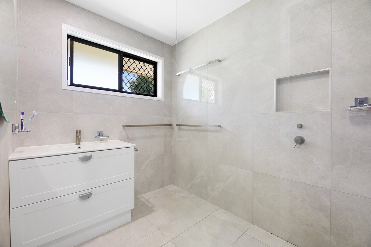 2/6 Redleaf Court Burleigh Waters 13