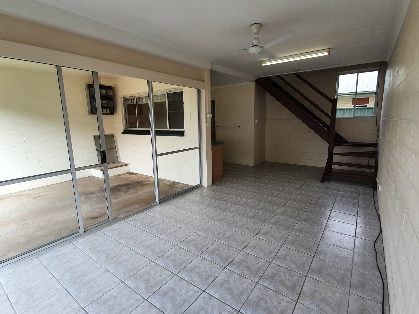 2/6 Robert Street PROSERPINE 4