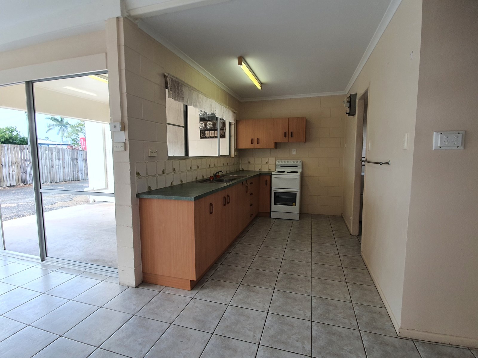 2/6 Robert Street PROSERPINE 7