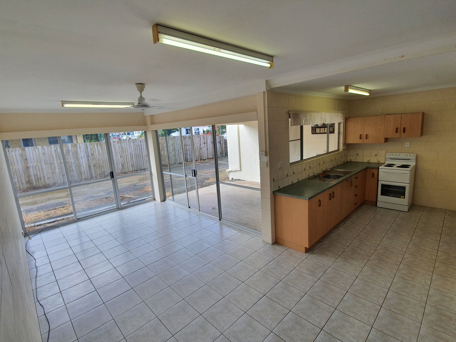 2/6 Robert Street PROSERPINE 8