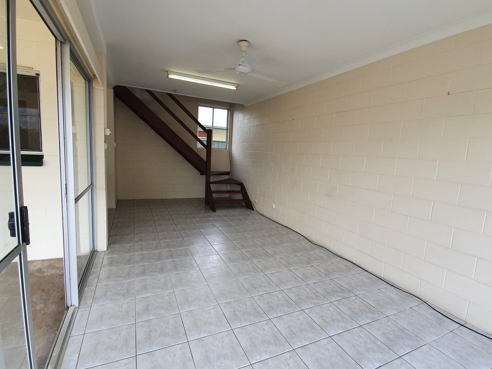 2/6 Robert Street PROSERPINE 9