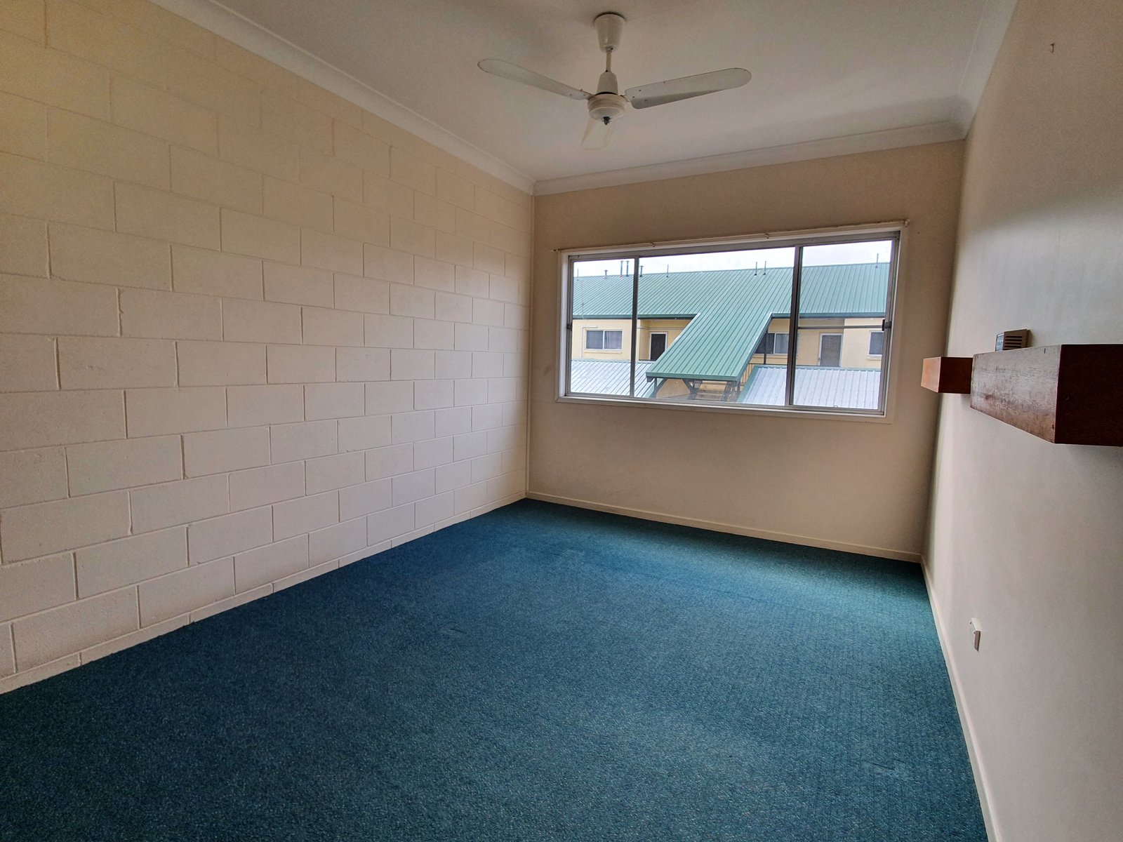 2/6 Robert Street PROSERPINE 11