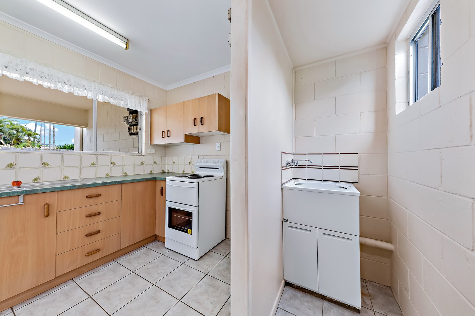 2/6 Robert Street PROSERPINE 5