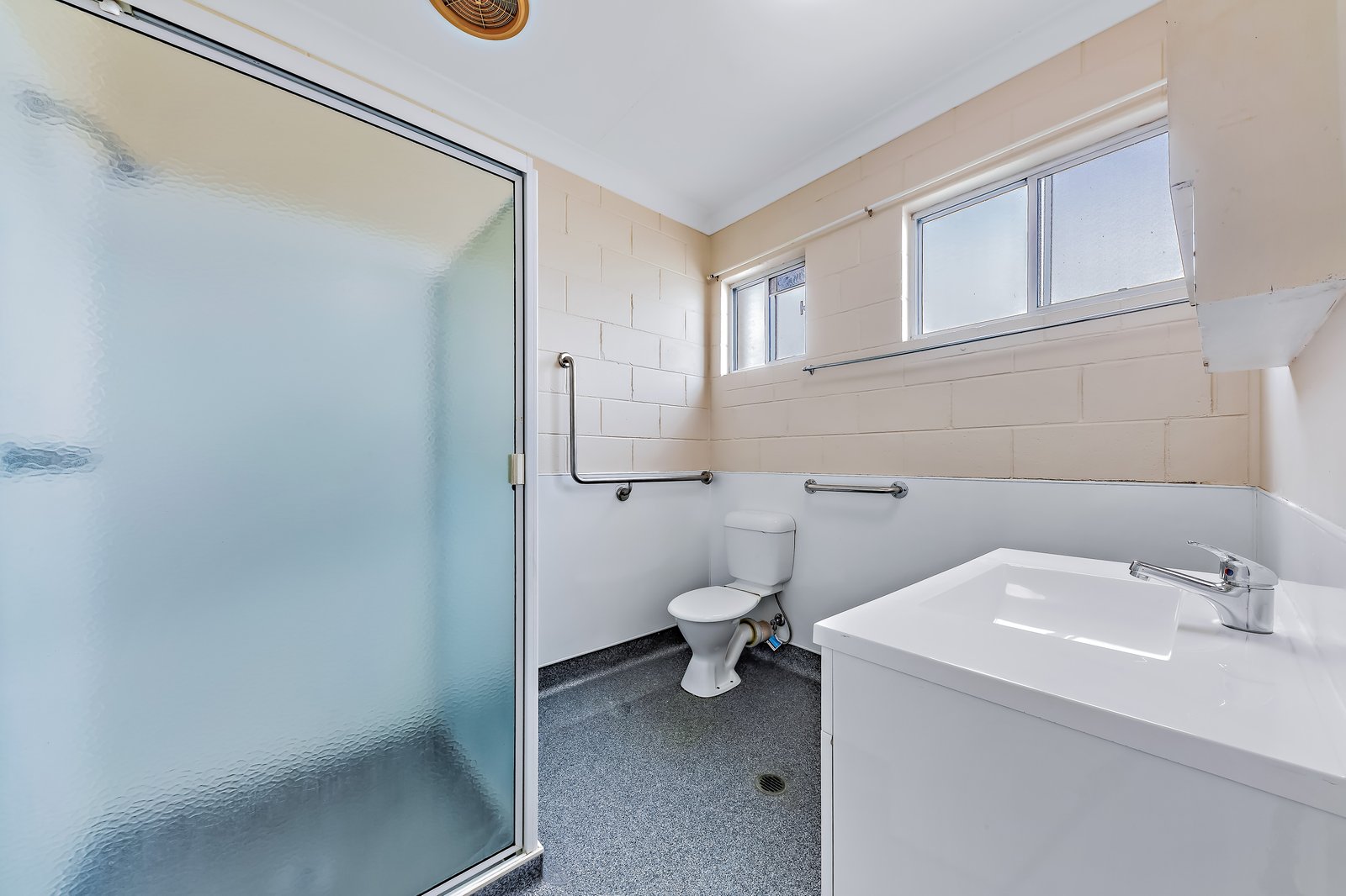 2/6 Robert Street PROSERPINE 9