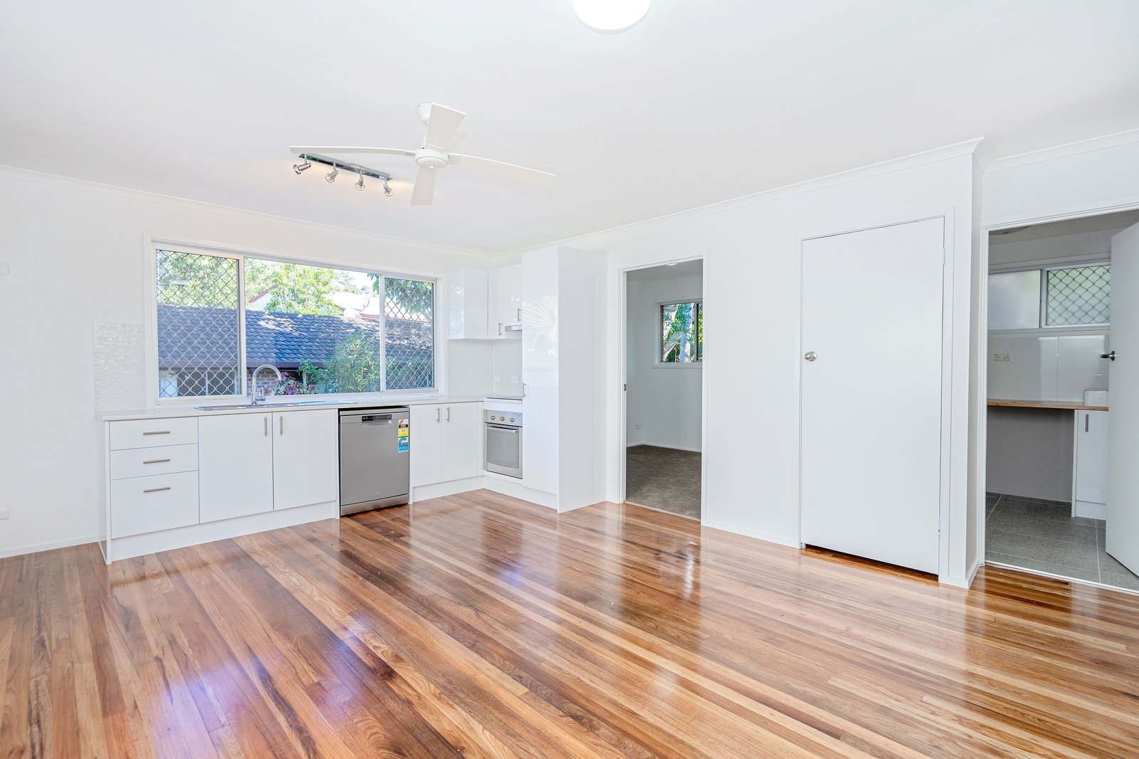 2/6 Shillito Street SOUTHPORT 5