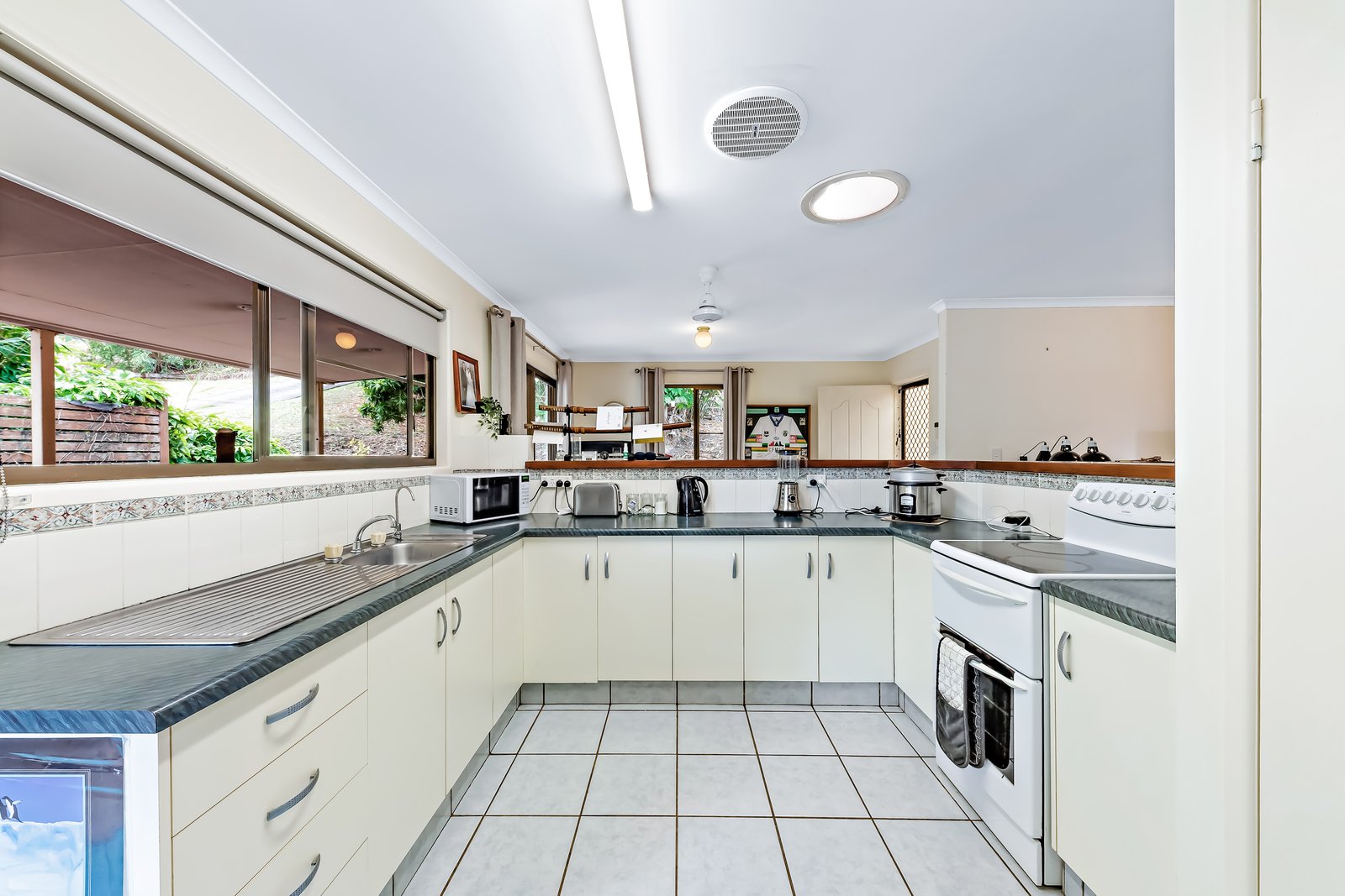 26 South Molle Blvd  CANNONVALE 1