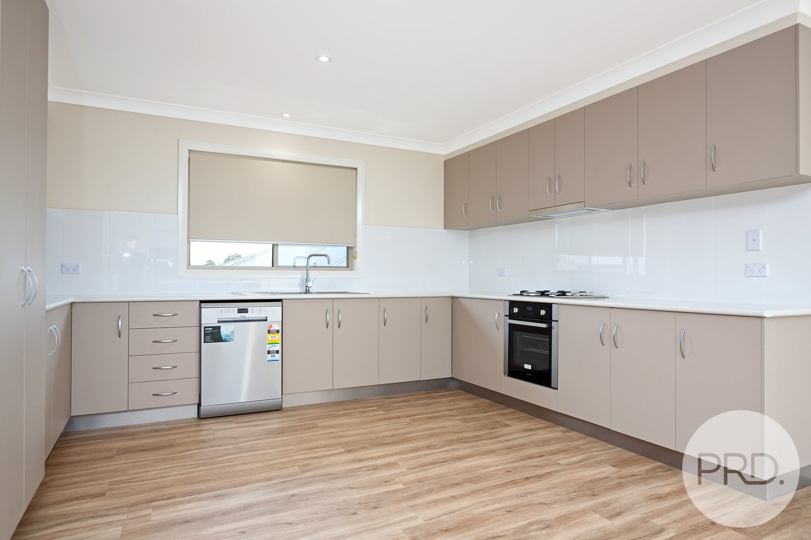 2/6 Trumper Street BOOROOMA 3