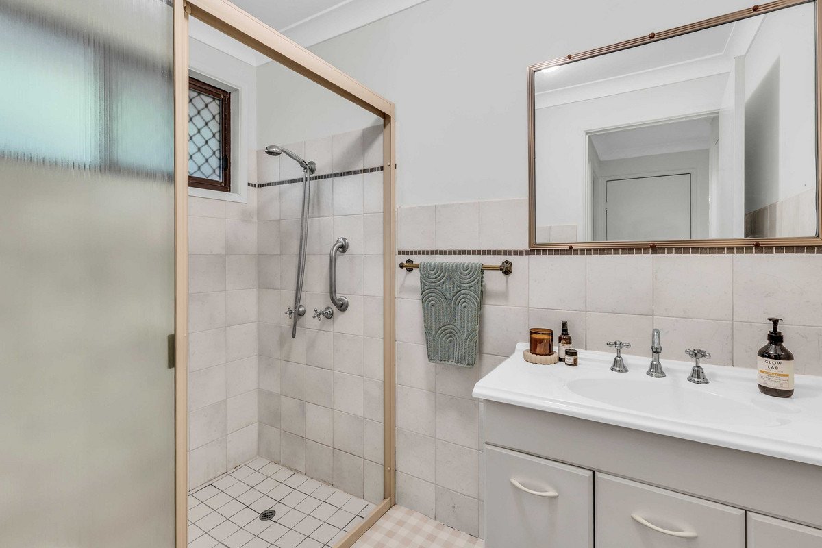2/6 Walker Avenue Palm Beach 11