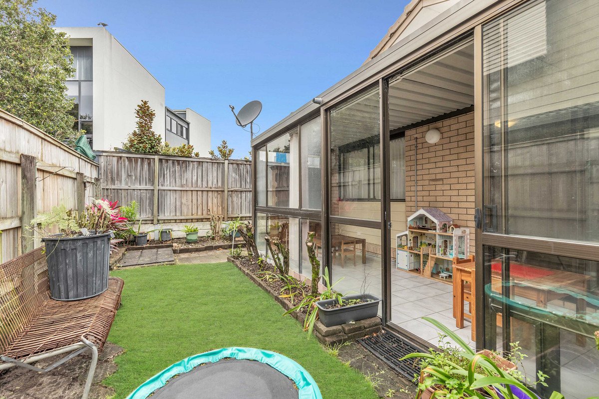 2/6 Walker Avenue Palm Beach 13