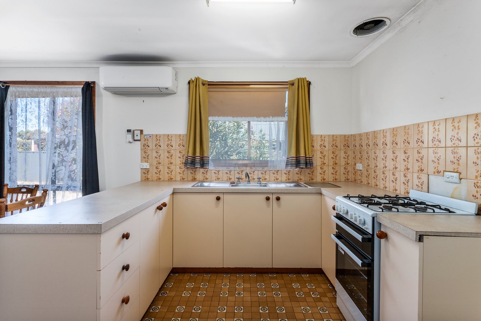 2/6 Wolstencroft Street FLORA HILL 6