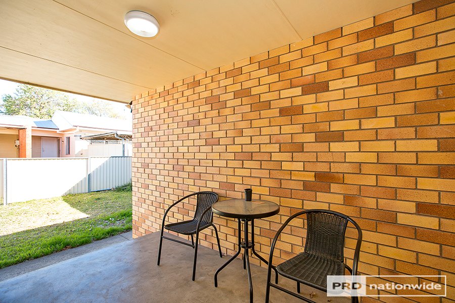 2/60 Kathleen Street TAMWORTH 5