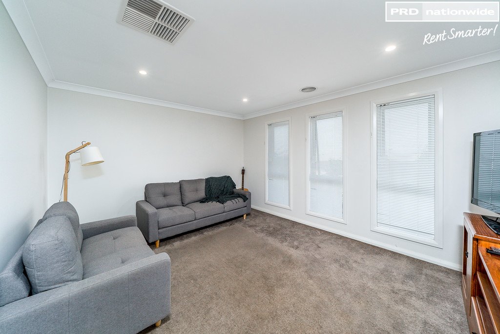 2/61 Lingiari Drive LLOYD 6