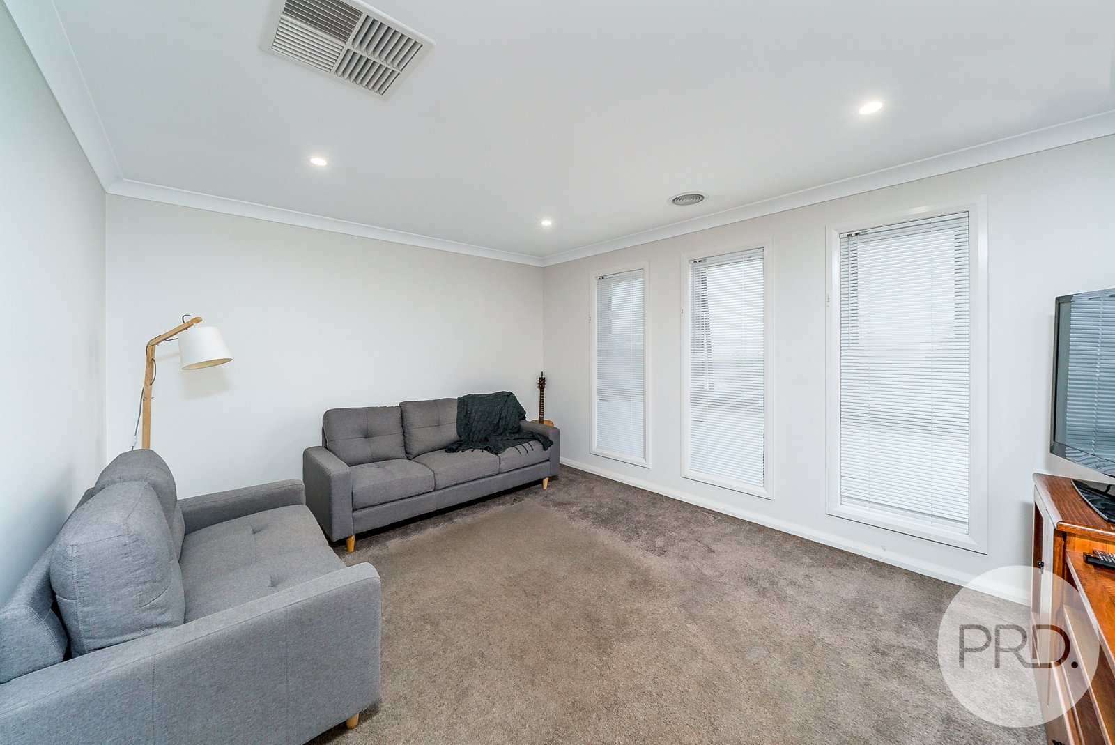 2/61 Lingiari Drive LLOYD 6