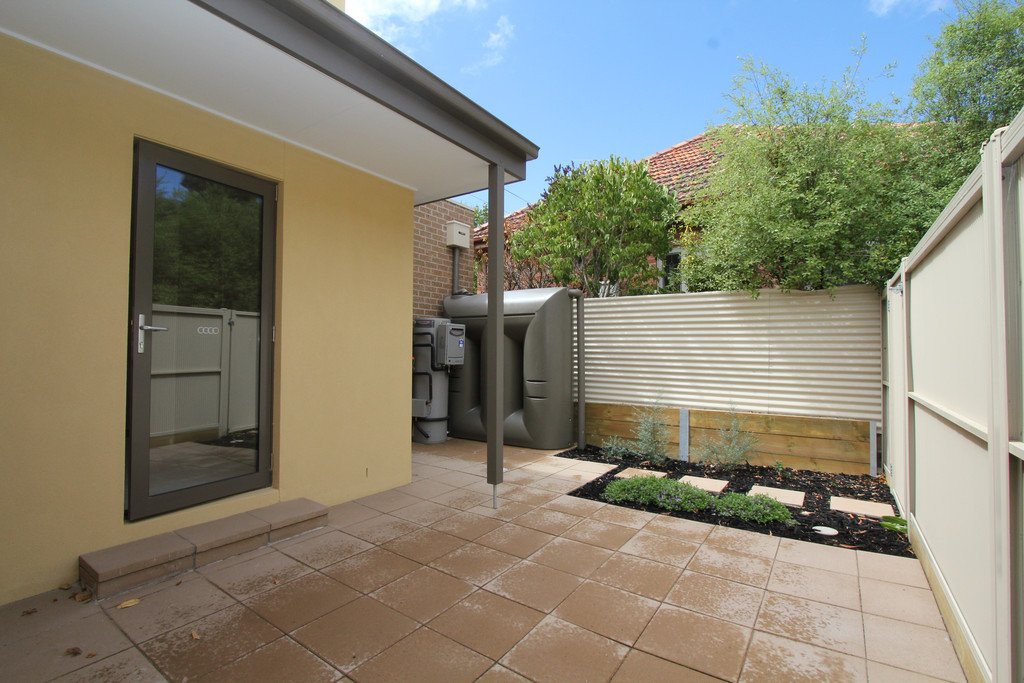 2/610 Wilson Street CANADIAN 11