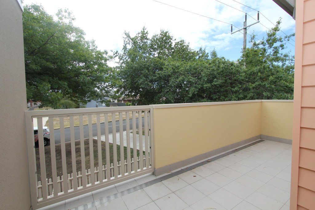 2/610 Wilson Street CANADIAN 12