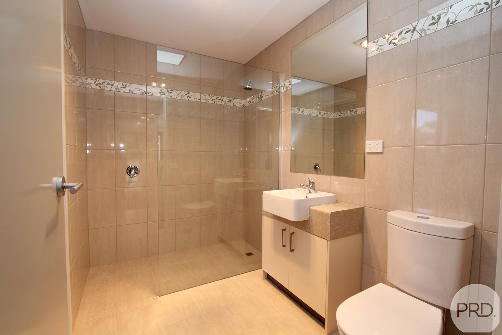 2/610 Wilson Street CANADIAN 10