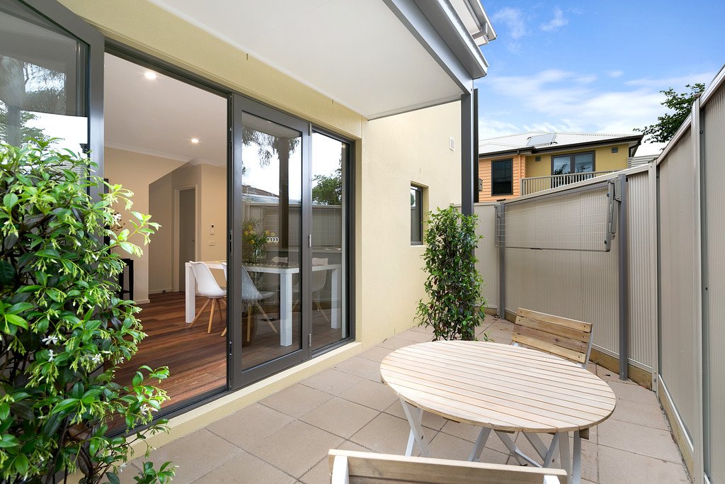 2/610 Wilson Street CANADIAN 12