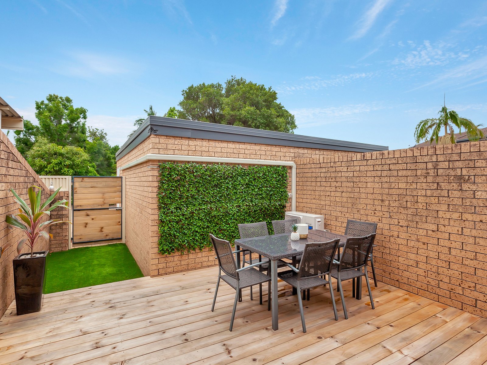 26/105 Christine Avenue BURLEIGH WATERS 8