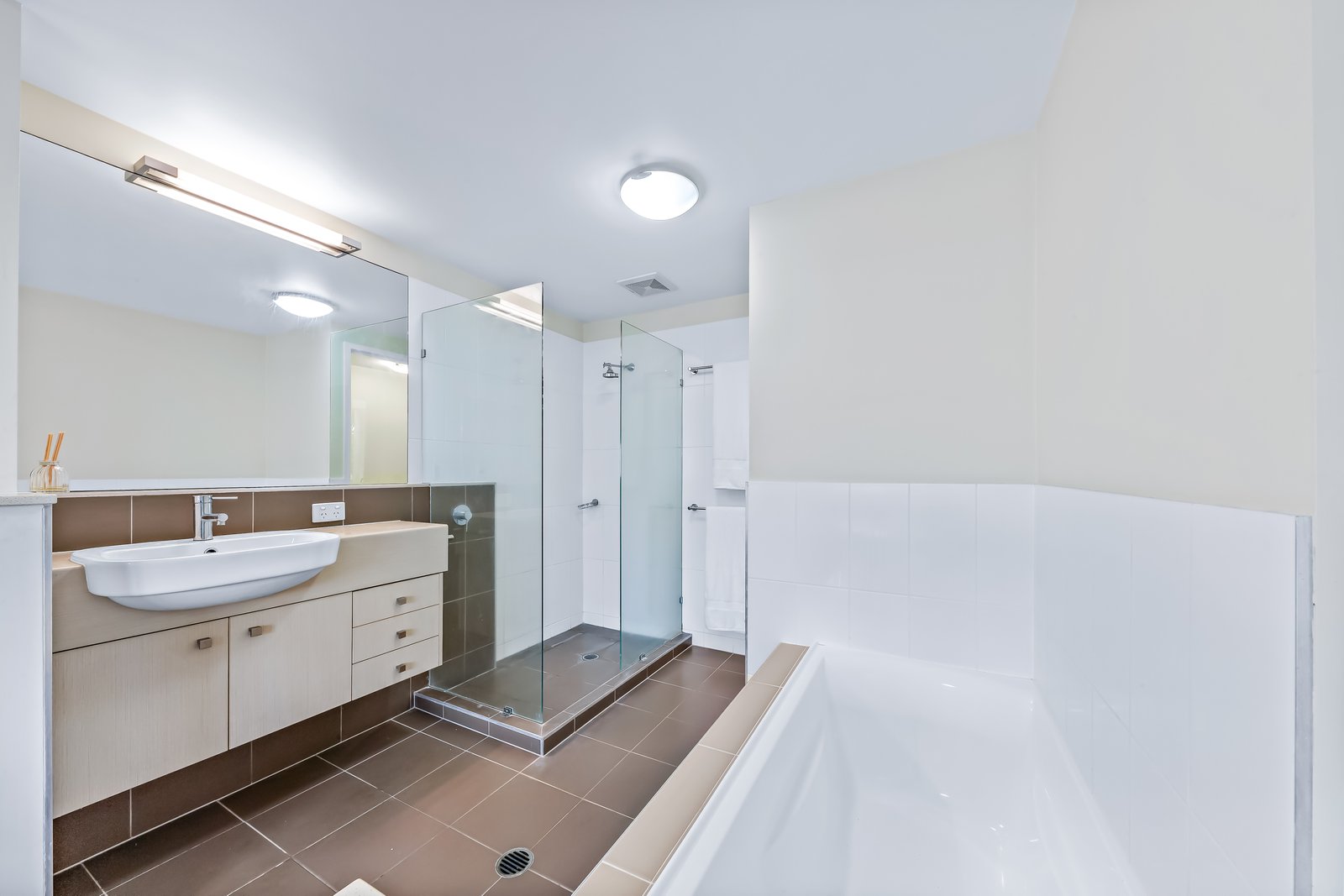 26/15 Flame Tree Court AIRLIE BEACH 12