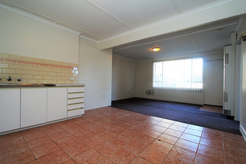 2/628 Wilson Street CANADIAN 3