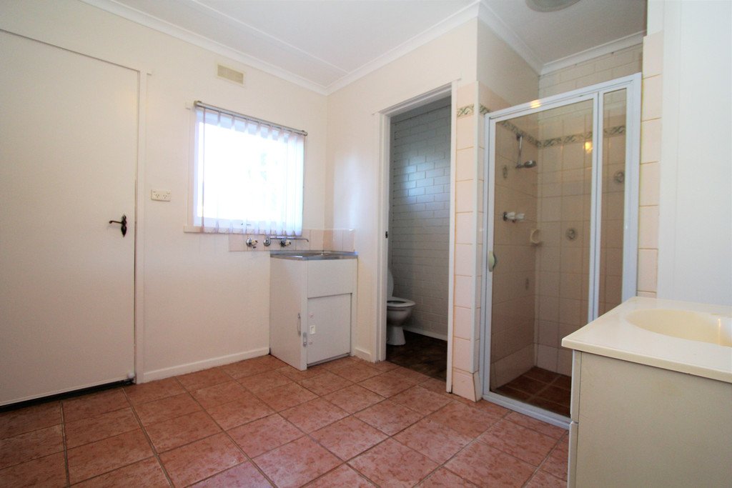 2/628 Wilson Street CANADIAN 5