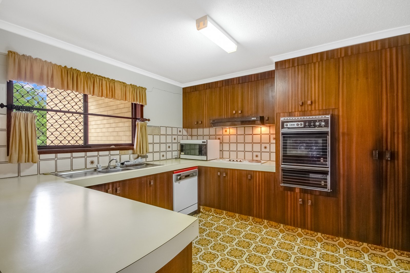 2/63 Dixon Street COOLANGATTA 3