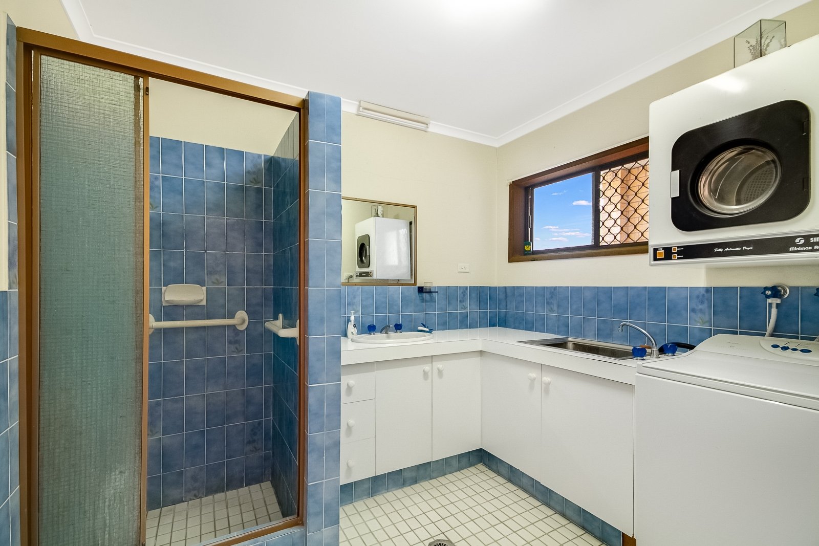 2/63 Dixon Street COOLANGATTA 4