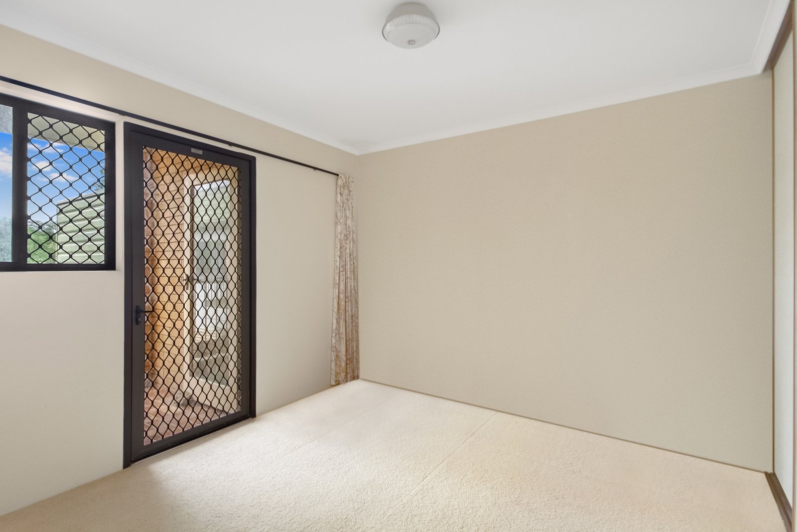2/63 Dixon Street COOLANGATTA 5