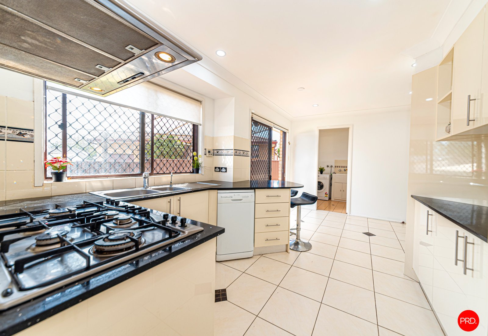 2/66 Fawcett Street GLENFIELD 4